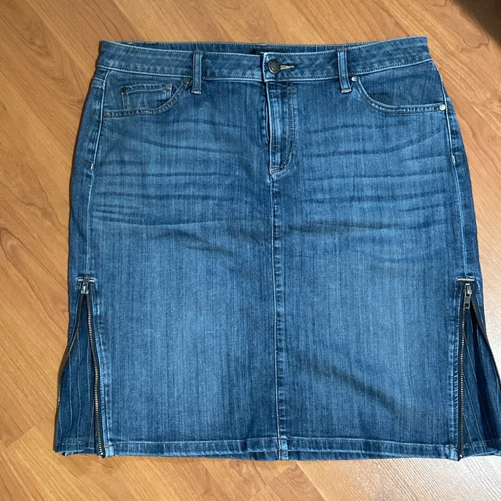Denim skirt with side zip detailing